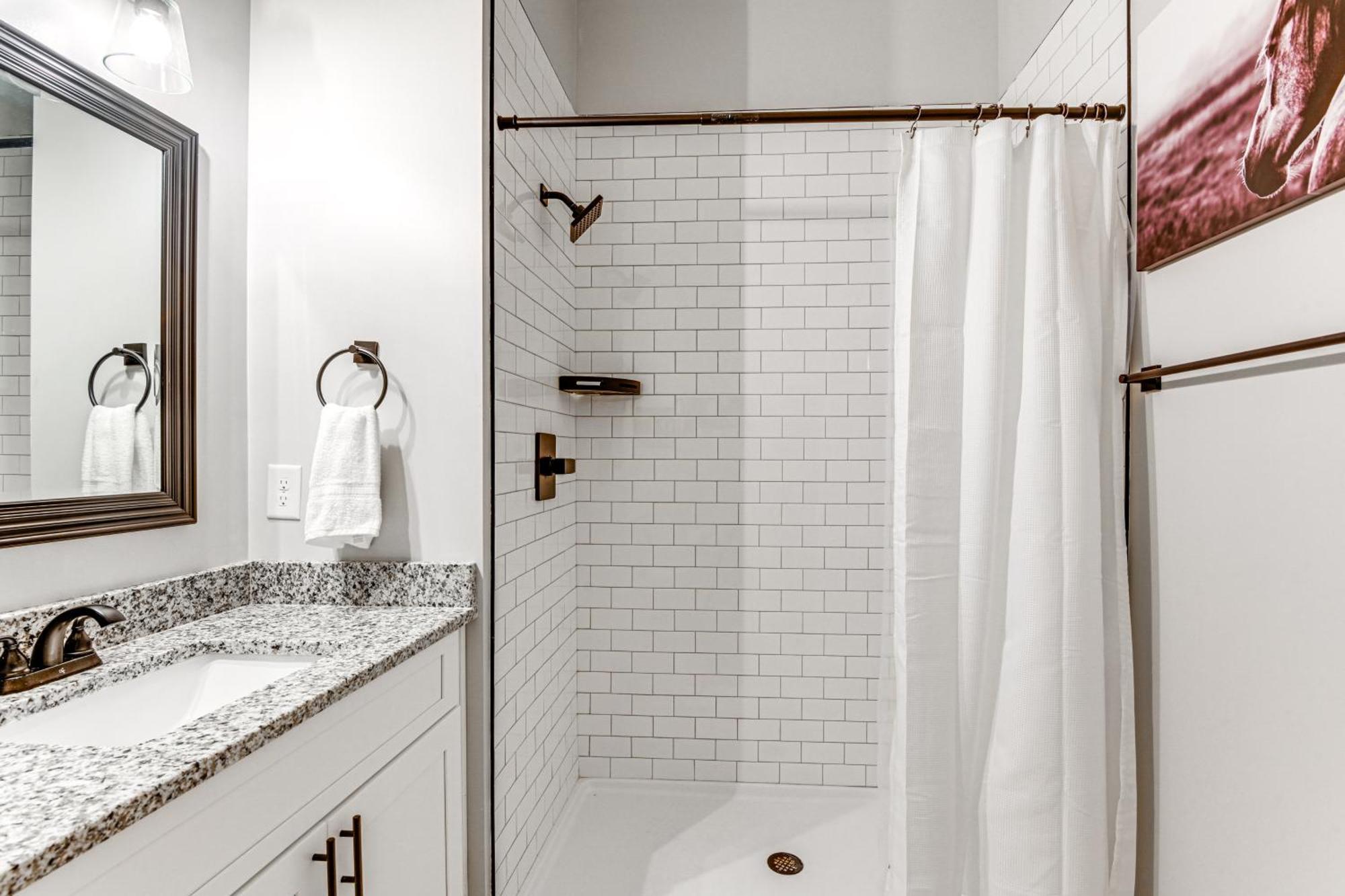 Modern 5 Mi To Downtown! Apartment *