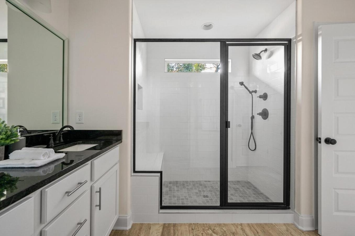 1 King 1 Queen 2 Double Garage Washer & Dryer Nashville