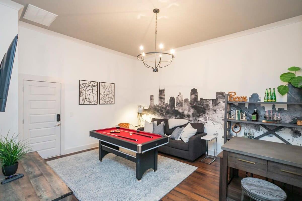 Holiday home Spacious W Bar & Pool Table & Garage Near Belmont