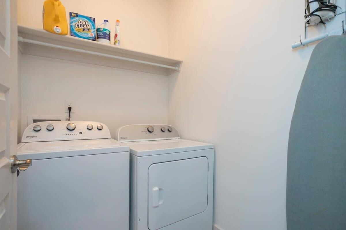 Spacious W Bar & Pool Table & Garage Near Belmont Holiday home *