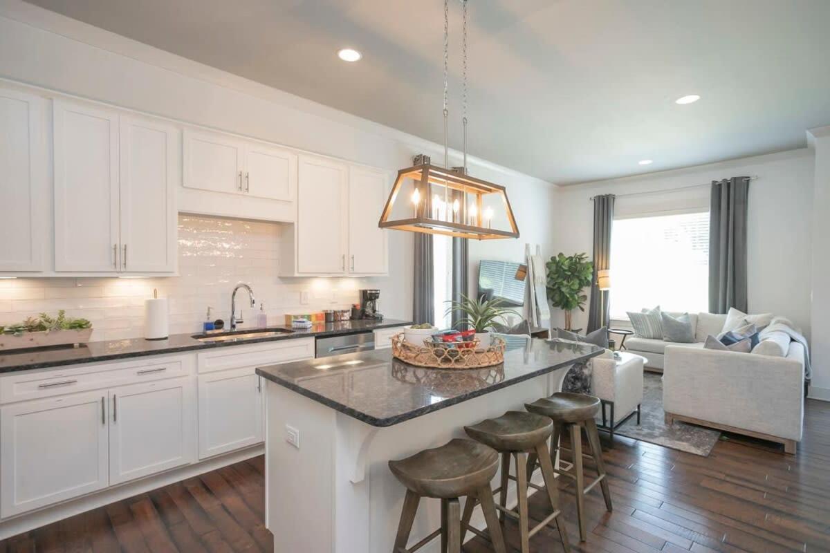 Spacious W Bar & Pool Table & Garage Near Belmont Holiday home Nashville