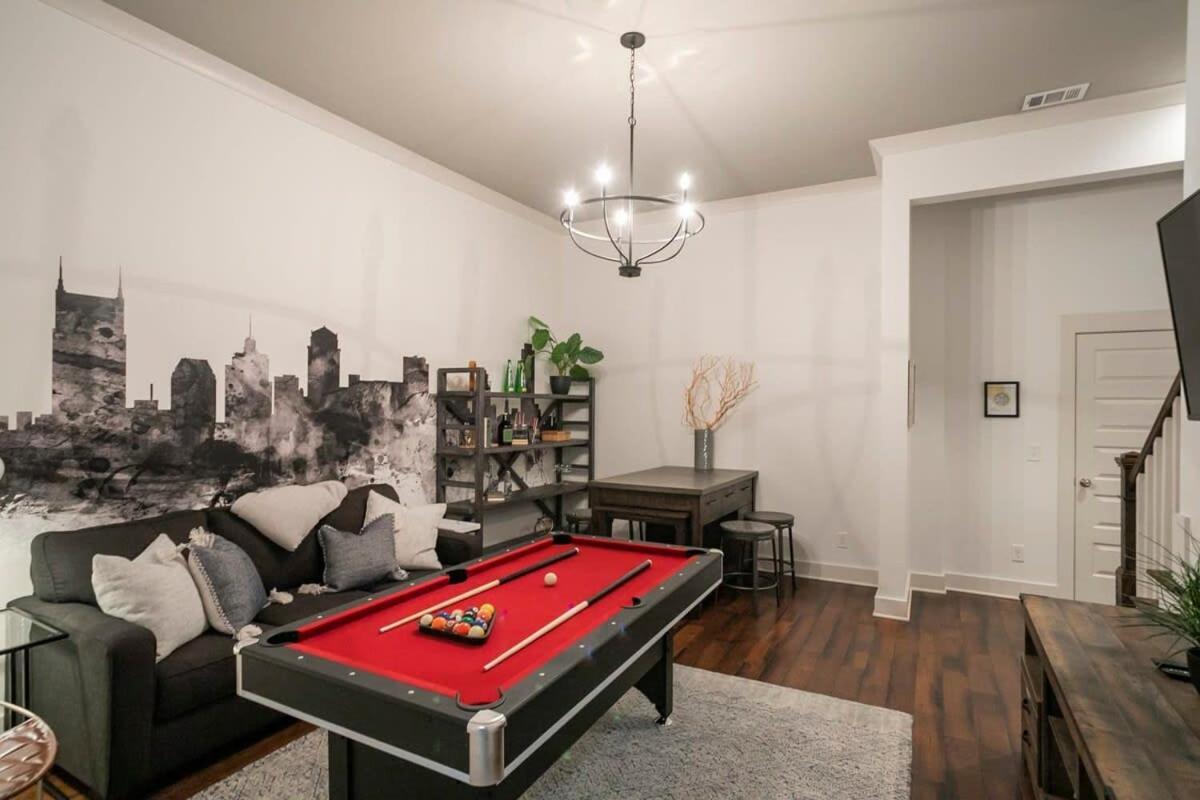 Holiday home Spacious W Bar & Pool Table & Garage Near Belmont *