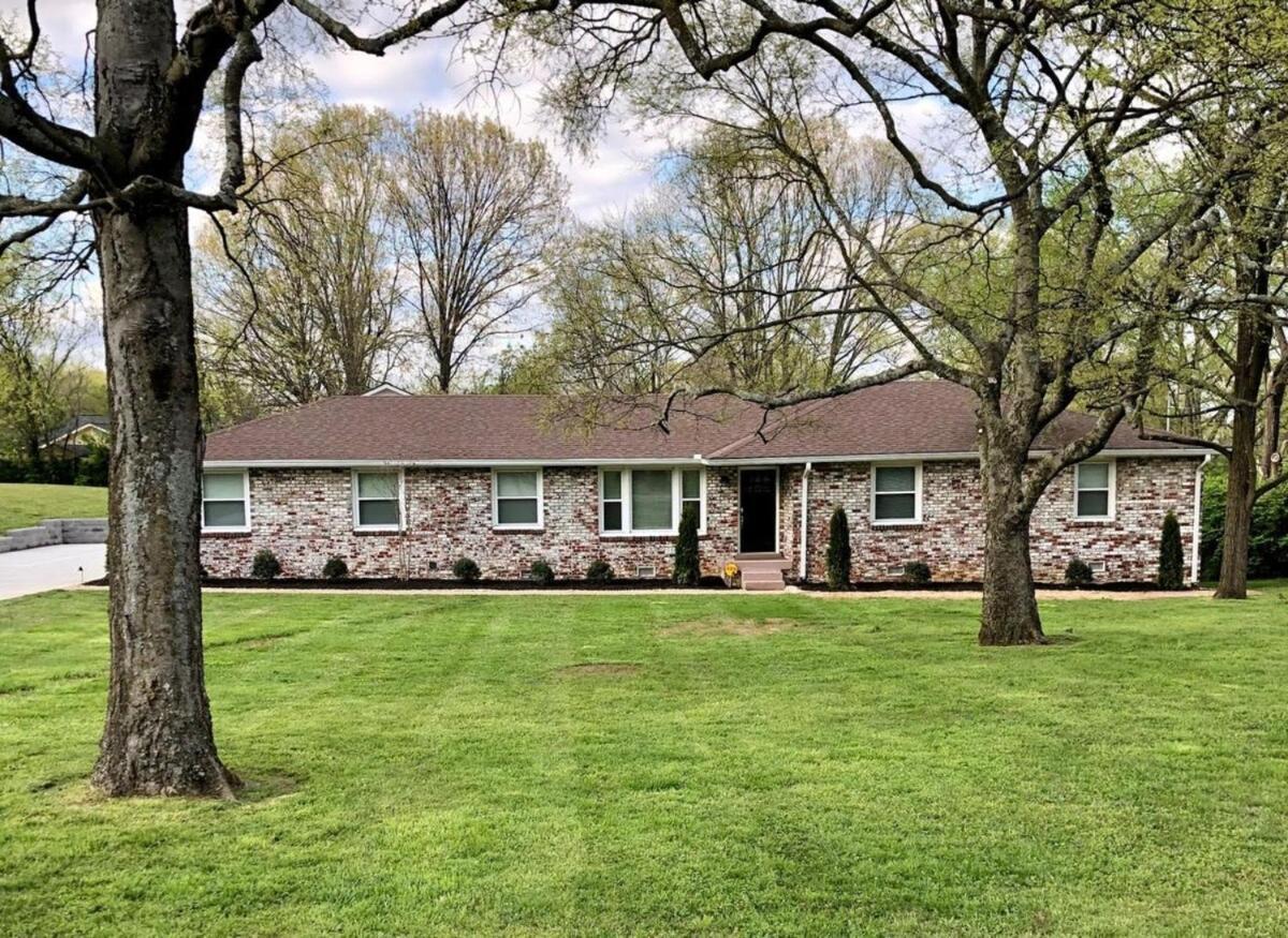 Spacious Modern Ranch 5 Miles To Downtown Holiday home Nashville
