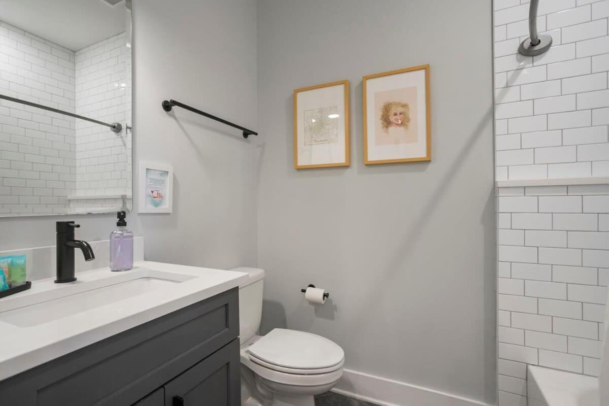 3 King Beds In Hip East Nash 1 Mile To Dwntn Holiday home