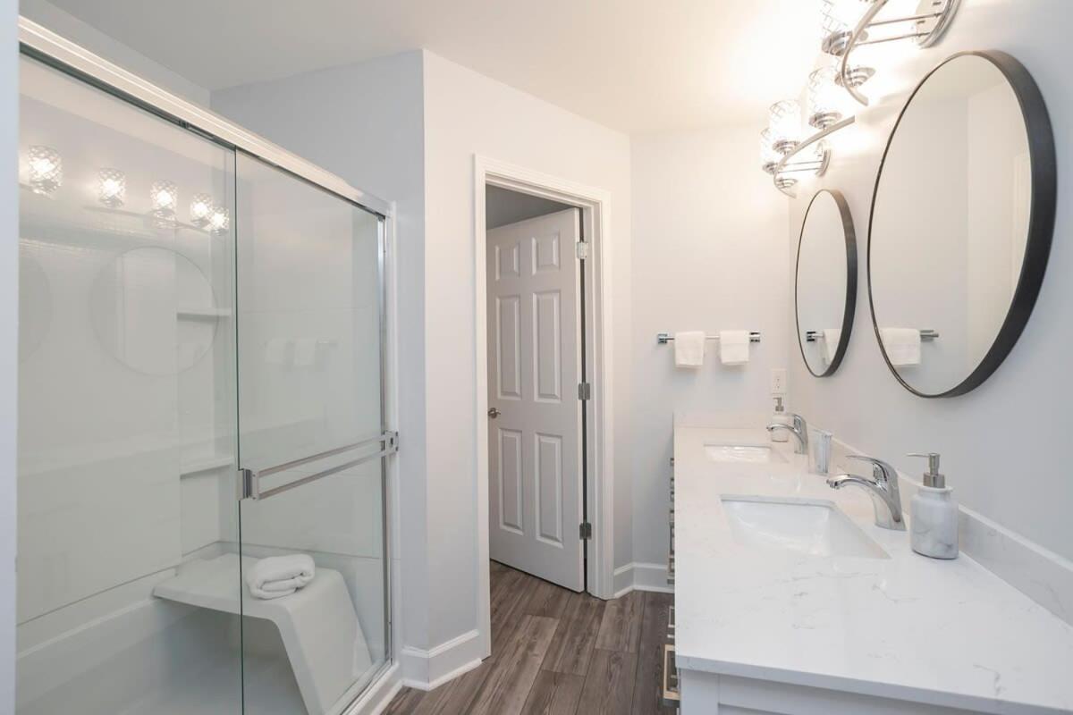 Spacious Only 2 Miles From Downtown Holiday home