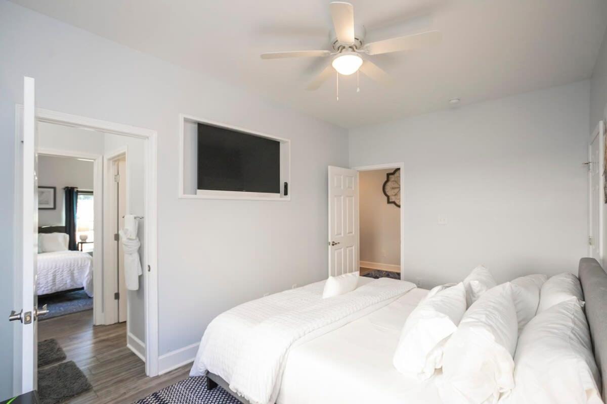Spacious Only 2 Miles From Downtown Holiday home