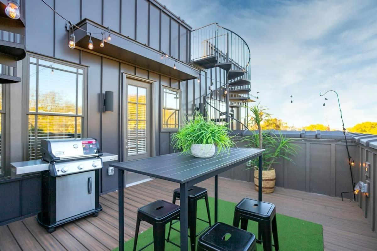 Holiday home 2 Miles To Broadway W Rooftop Deck Grill & Garage