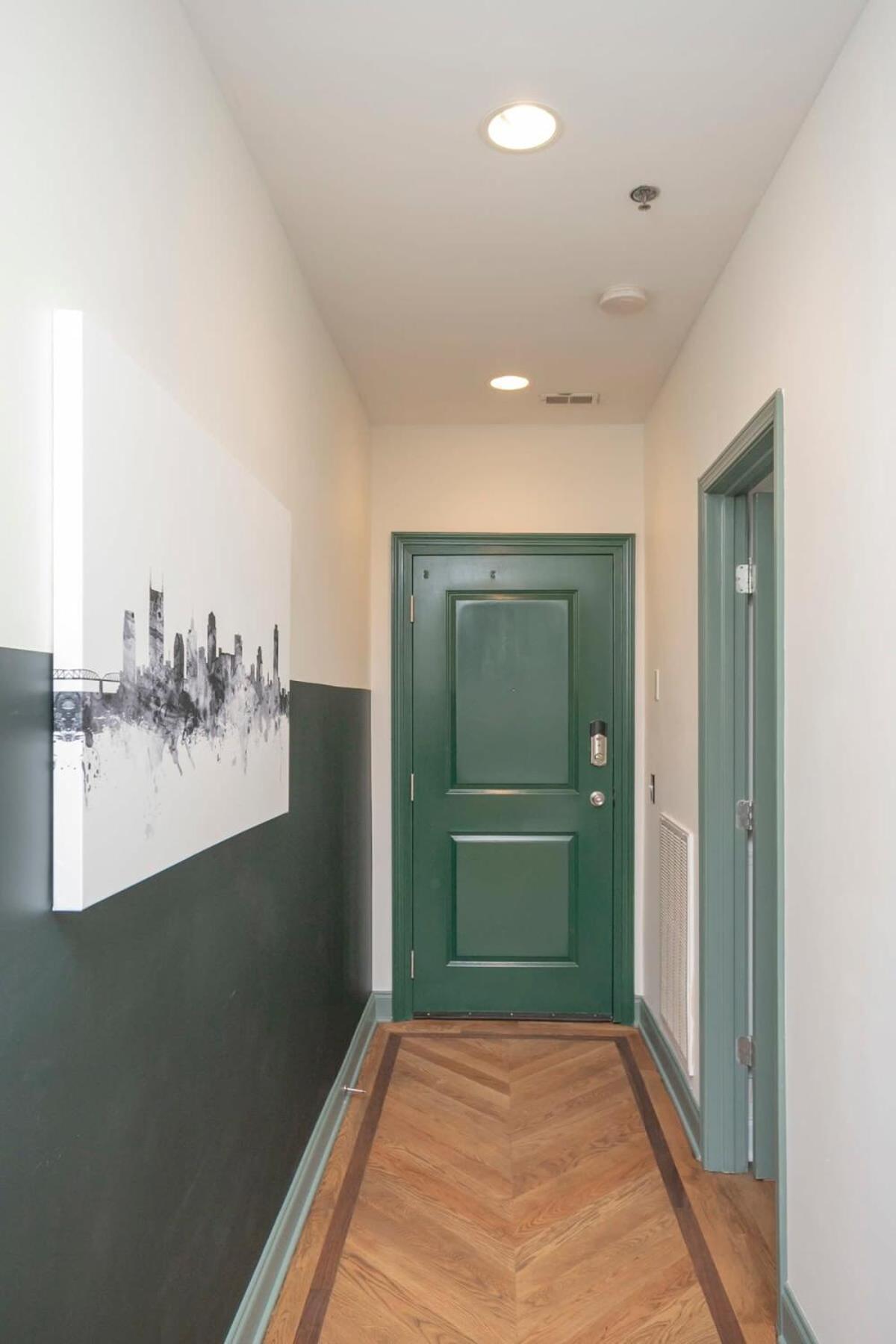 Broadway Penthouse Above Live Music & Bars *