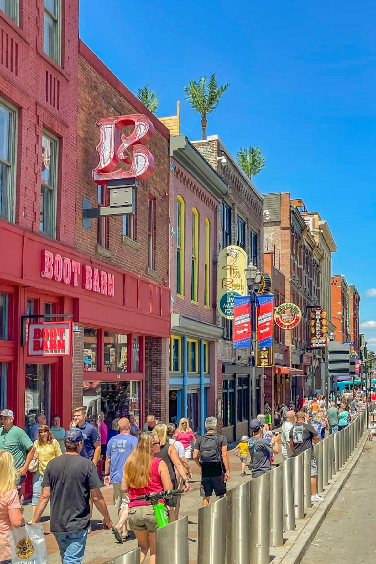 Holiday home Broadway Penthouse Above Live Music & Bars *