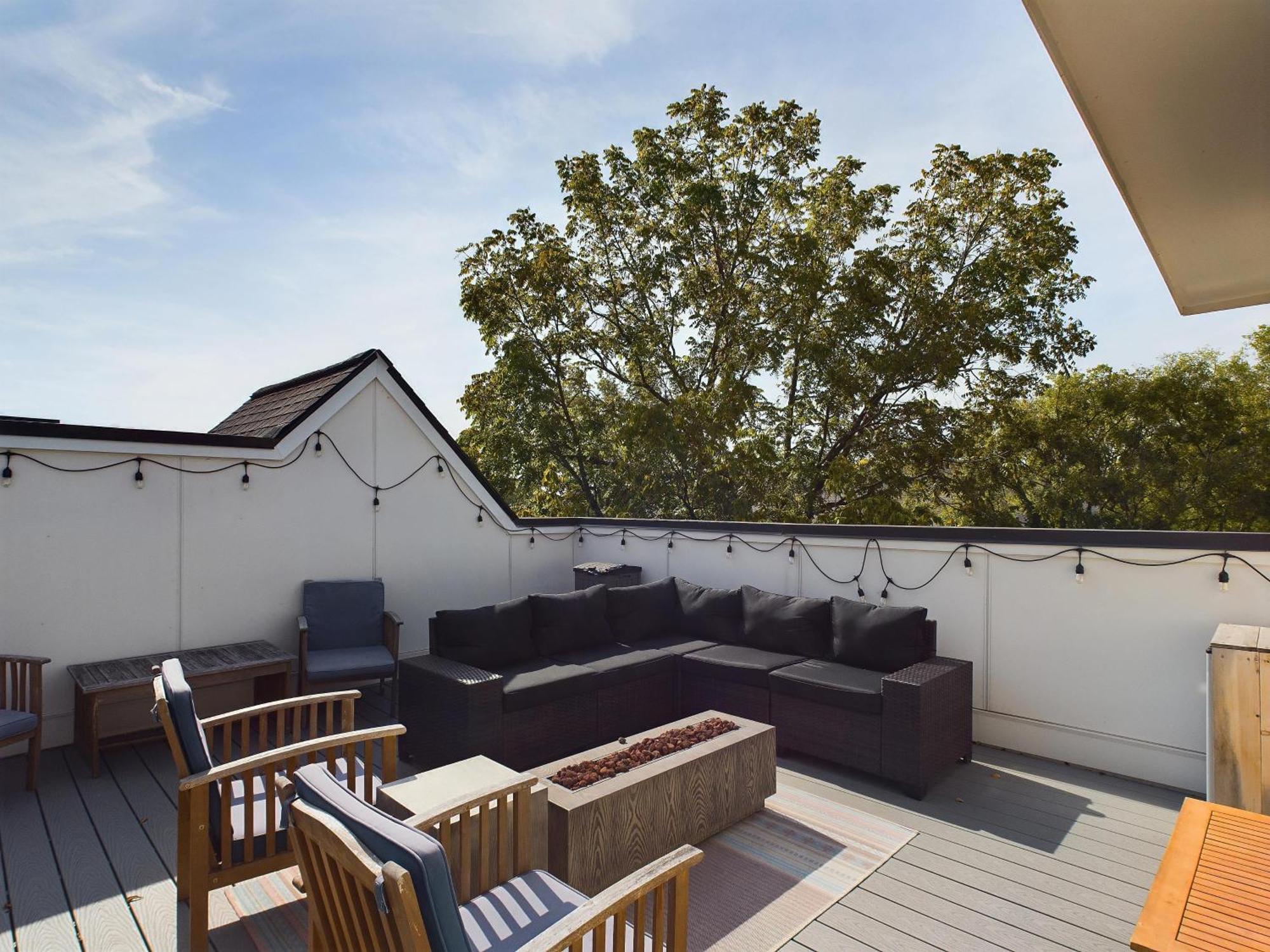 Country Lyric - Mins To Downtown - Rooftop Deck