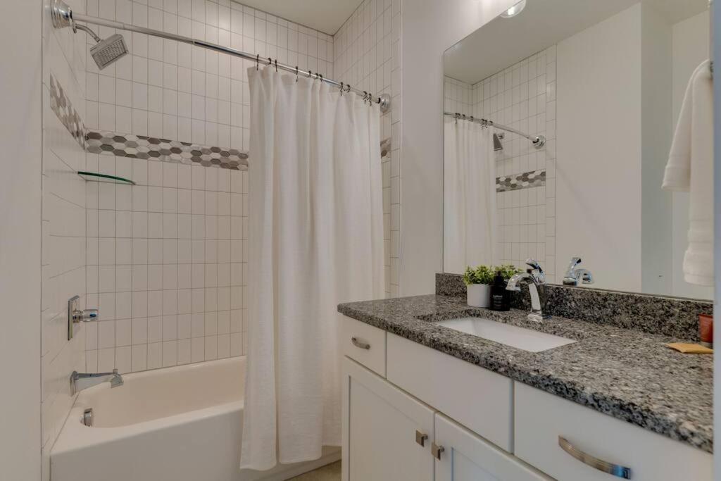 Perfectly Located-walk To Bars- Close To Broadway Holiday home
