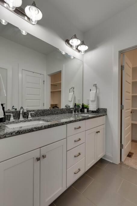 Music Charmer! 3 Bedrooms-2 Miles To Downtown * Nashville