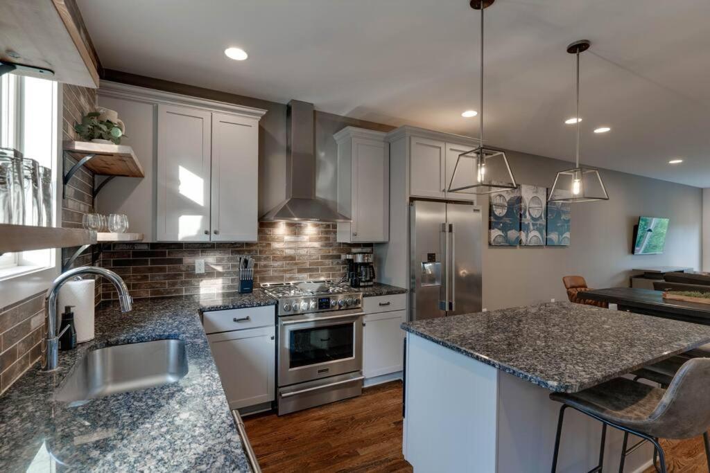 Music Charmer! 3 Bedrooms-2 Miles To Downtown Holiday home