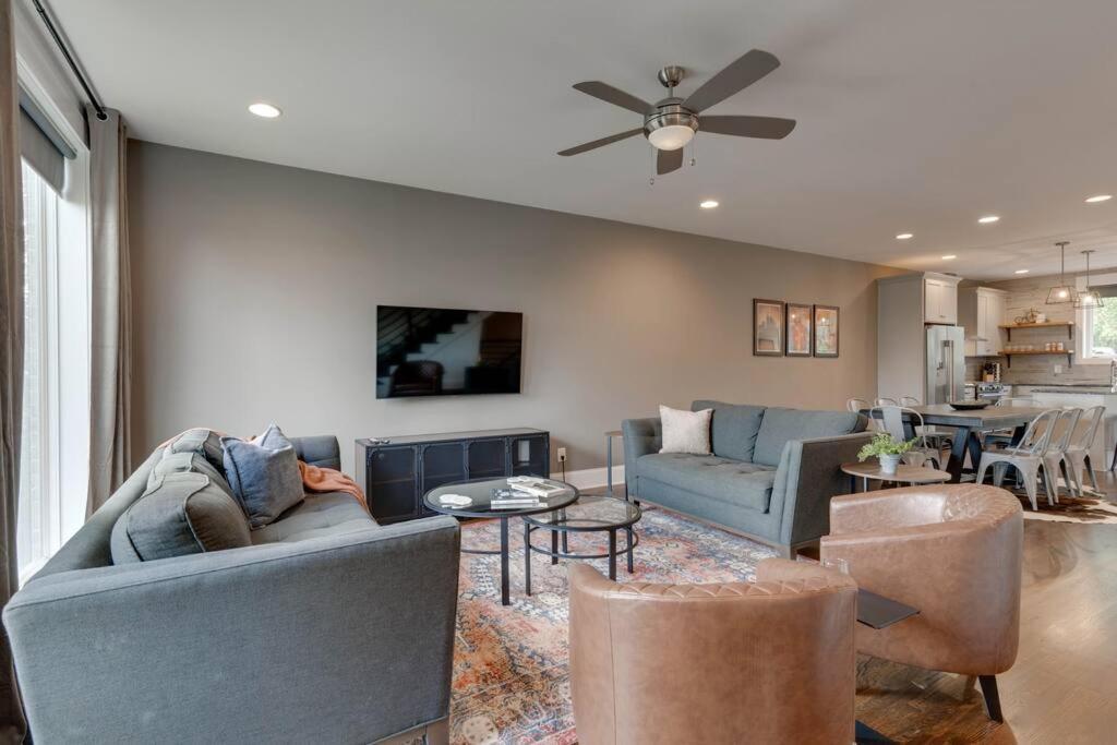 Sleek Townhome Near Broadway! *