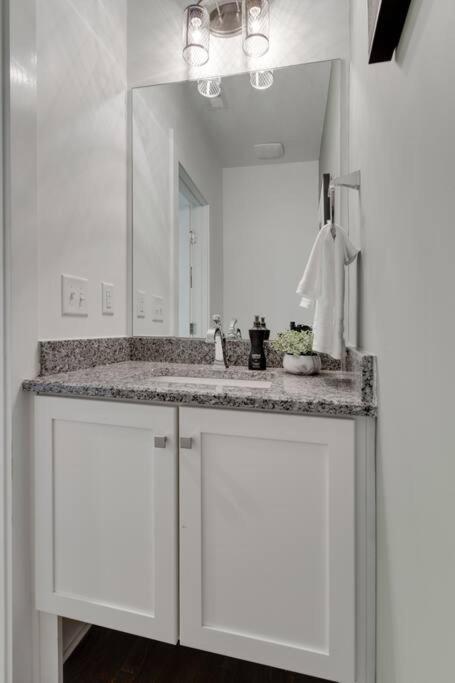 Sleek Townhome Near Broadway! Holiday home