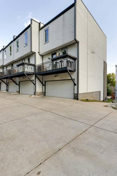 Sleek Townhome Near Broadway! Holiday home *