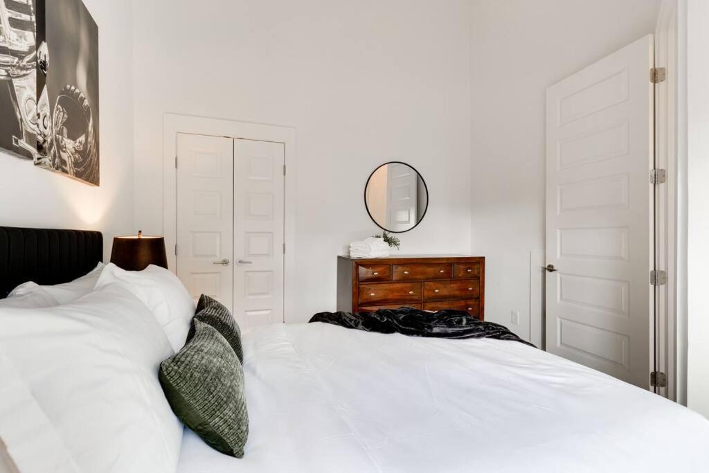 Sleek Townhome Near Broadway! Holiday home *