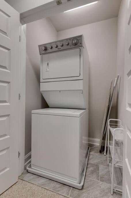 Sleek Townhome Near Broadway! Holiday home Nashville