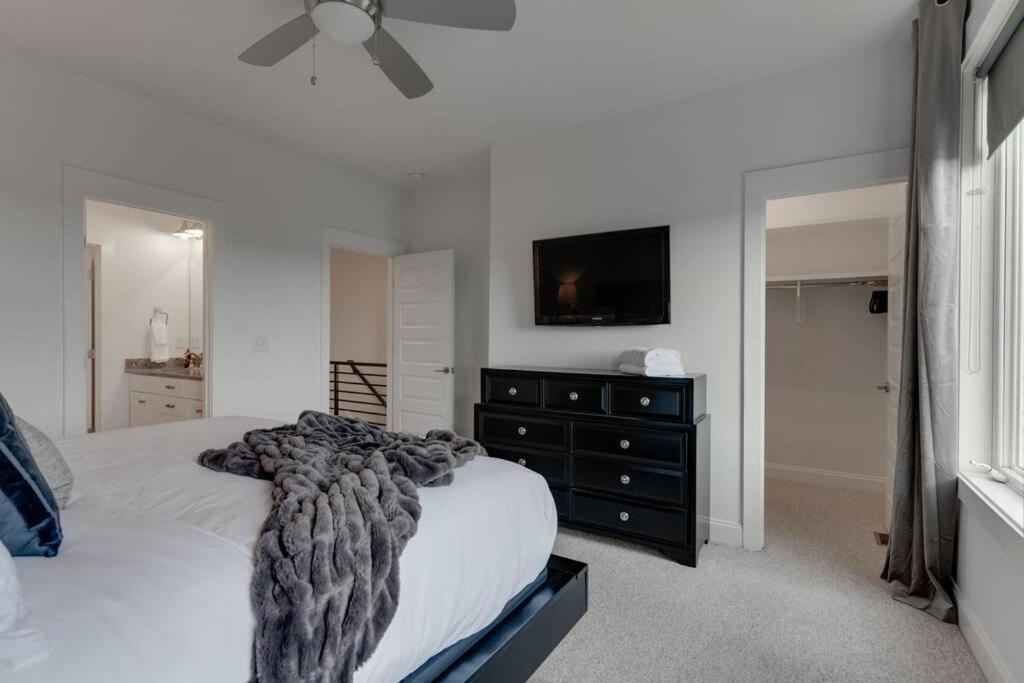 Sleek Townhome Near Broadway! Holiday home Nashville