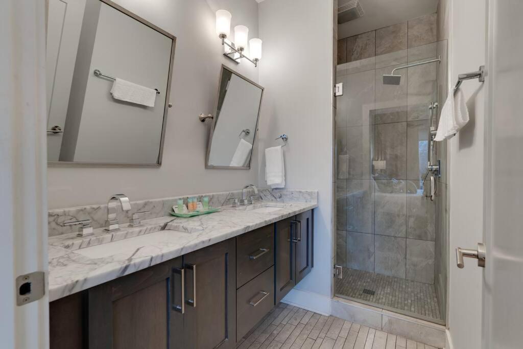 Holiday home 3bd -rooftop Escape- Steps From The Gulch Fun Nashville