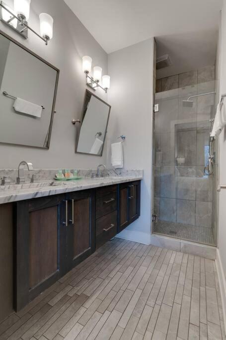 Holiday home 3bd -rooftop Escape- Steps From The Gulch Fun Nashville