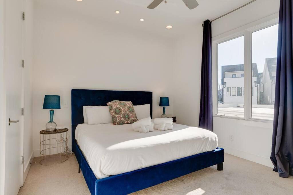 Holiday home Epic Location- Steps From 12th S, Sleep12 *