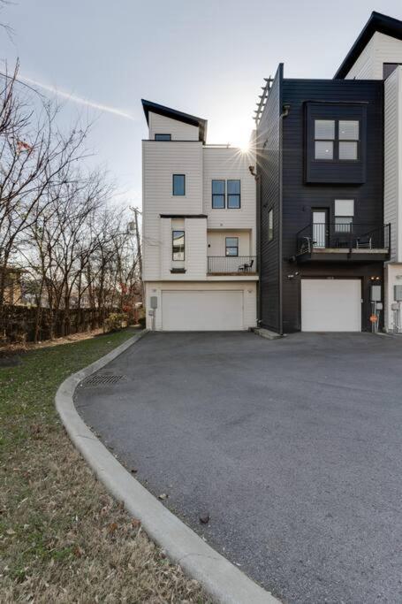 Rooftop Fun, Walk To The Gulch And 12th S Near Broadway Holiday home *