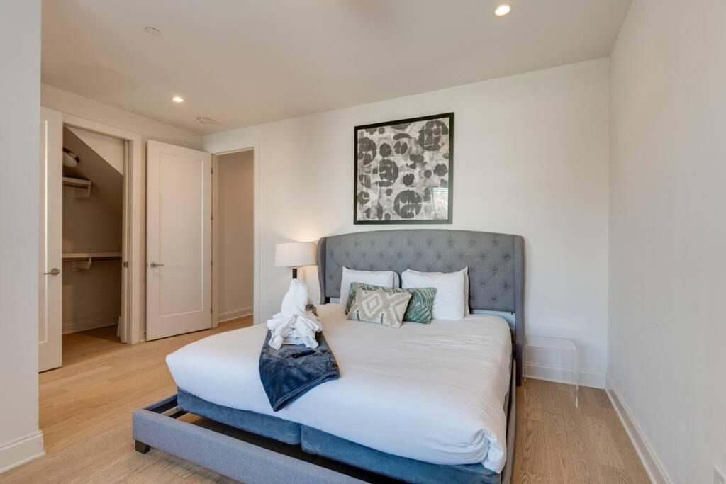 Rooftop Fun, Walk To The Gulch And 12th S Near Broadway Holiday home *