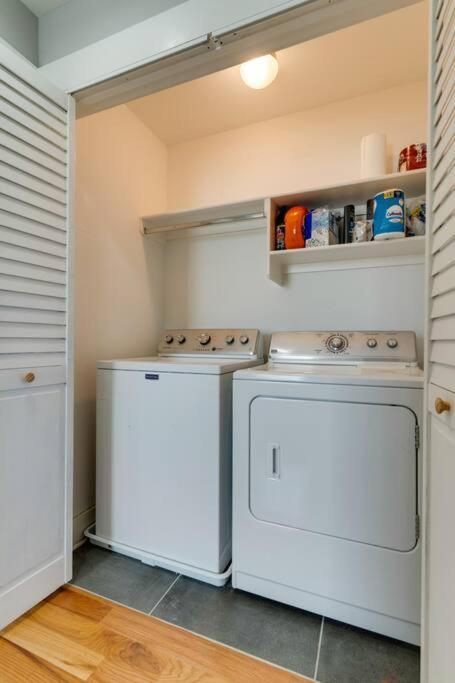 3 Bedroom Home- Huge Yard For Pets 4 Miles To Broadway Holiday home Nashville