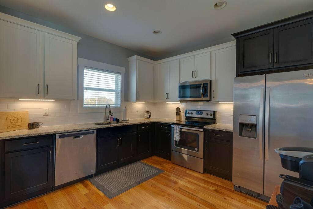 Holiday home 3 Bedroom Home- Huge Yard For Pets 4 Miles To Broadway *