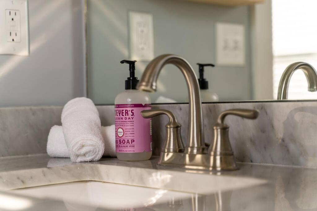 3 Bedroom Home- Huge Yard For Pets 4 Miles To Broadway Holiday home