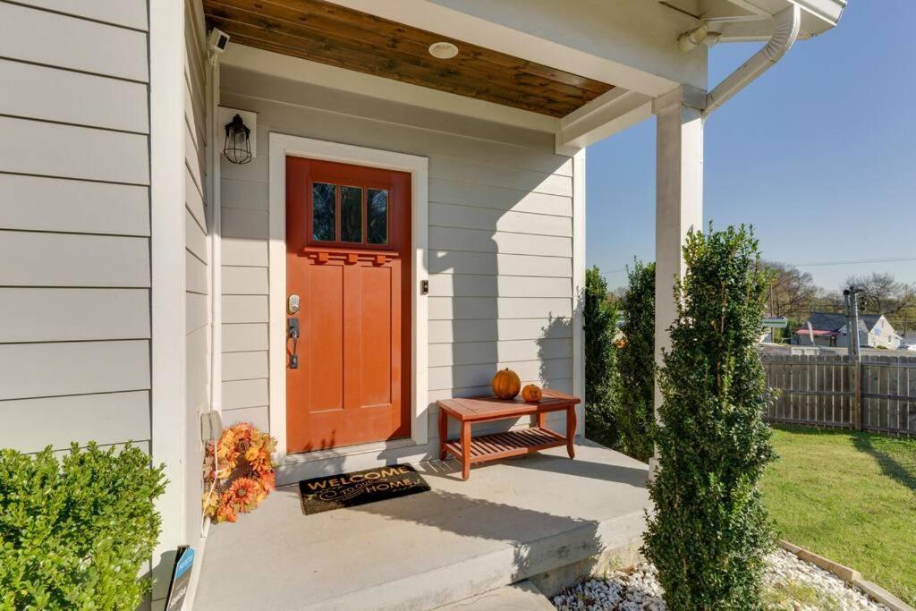 3 Bedroom Home- Huge Yard For Pets 4 Miles To Broadway Holiday home *