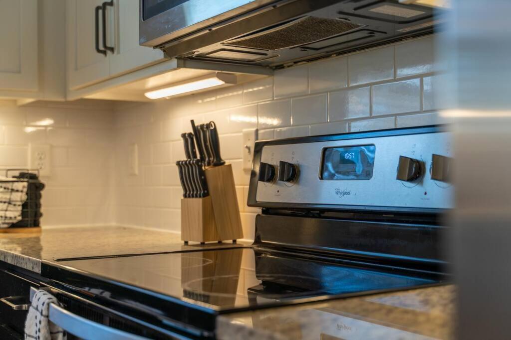 3 Bedroom Home- Huge Yard For Pets 4 Miles To Broadway *