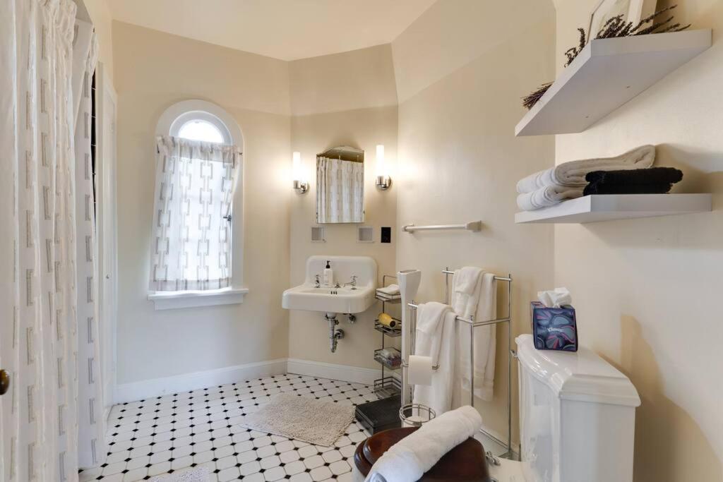 Ivy Hall - Great Location! *