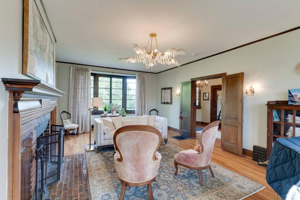 Ivy Hall - Great Location!