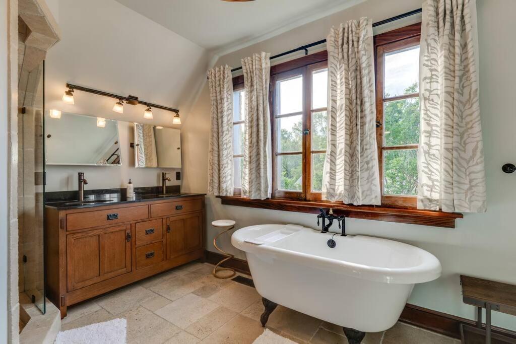 Ivy Hall - Great Location! Holiday home *