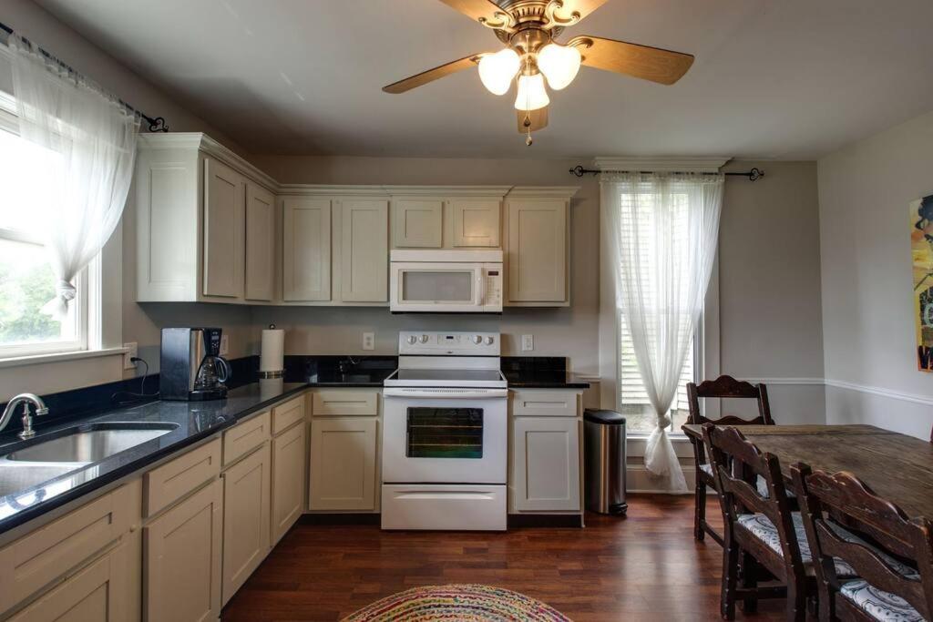 Holiday home Historic Gem! Fire Pit, 2 Miles To Broadway! *