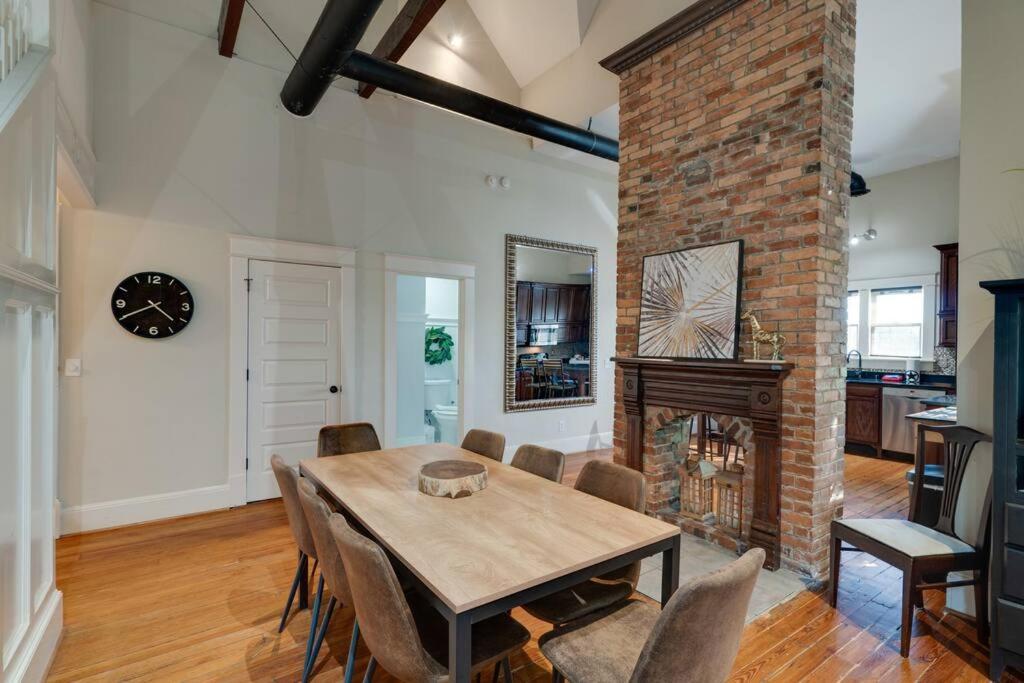 Holiday home Historic Gem! Fire Pit, 2 Miles To Broadway!