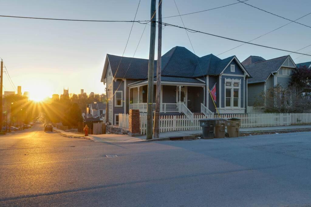 Historic Gem! Fire Pit, 2 Miles To Broadway! Holiday home