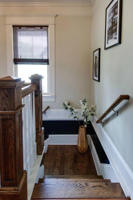 Historic Gem! Fire Pit, 2 Miles To Broadway! Holiday home *