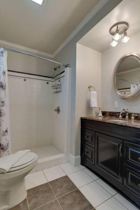 Historic Gem! Fire Pit, 2 Miles To Broadway! Holiday home Nashville