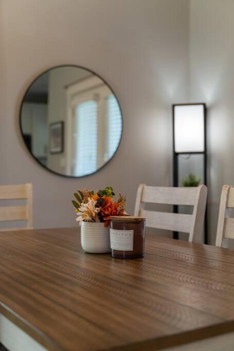 Holiday home 3 Bedroom Home- Huge Yard For Pets 4 Miles To Broadway