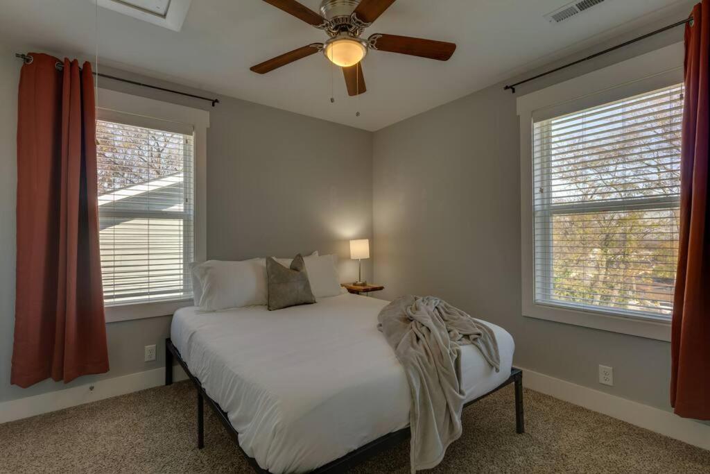 3 Bedroom Home- Huge Yard For Pets 4 Miles To Broadway Holiday home *