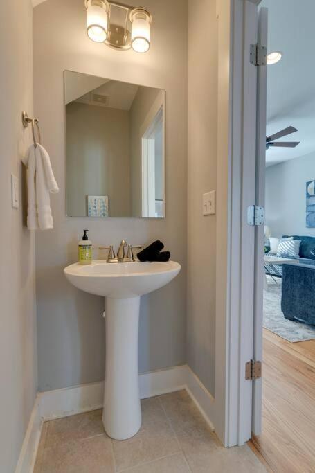 3 Bedroom Home- Huge Yard For Pets 4 Miles To Broadway *