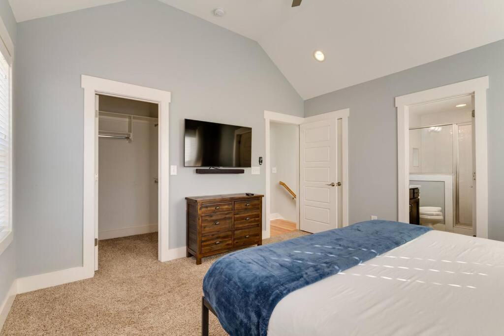 Holiday home 3 Bedroom Home- Huge Yard For Pets 4 Miles To Broadway