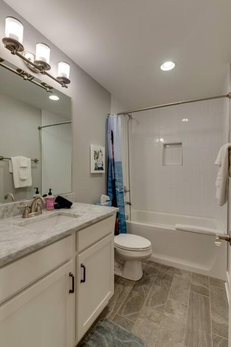 3 Bedroom Home- Huge Yard For Pets 4 Miles To Broadway Holiday home Nashville