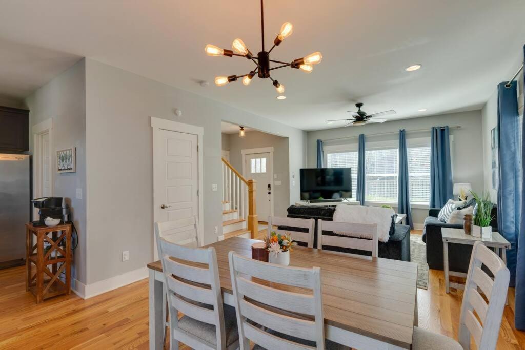 Holiday home 3 Bedroom Home- Huge Yard For Pets 4 Miles To Broadway Nashville