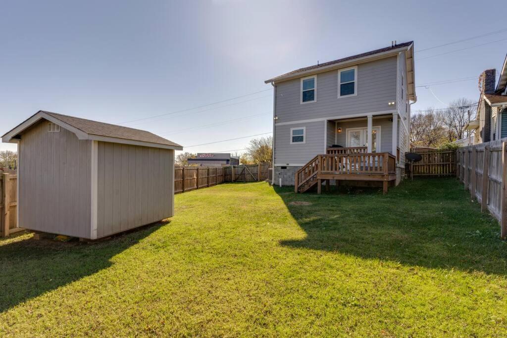 3 Bedroom Home- Huge Yard For Pets 4 Miles To Broadway Holiday home