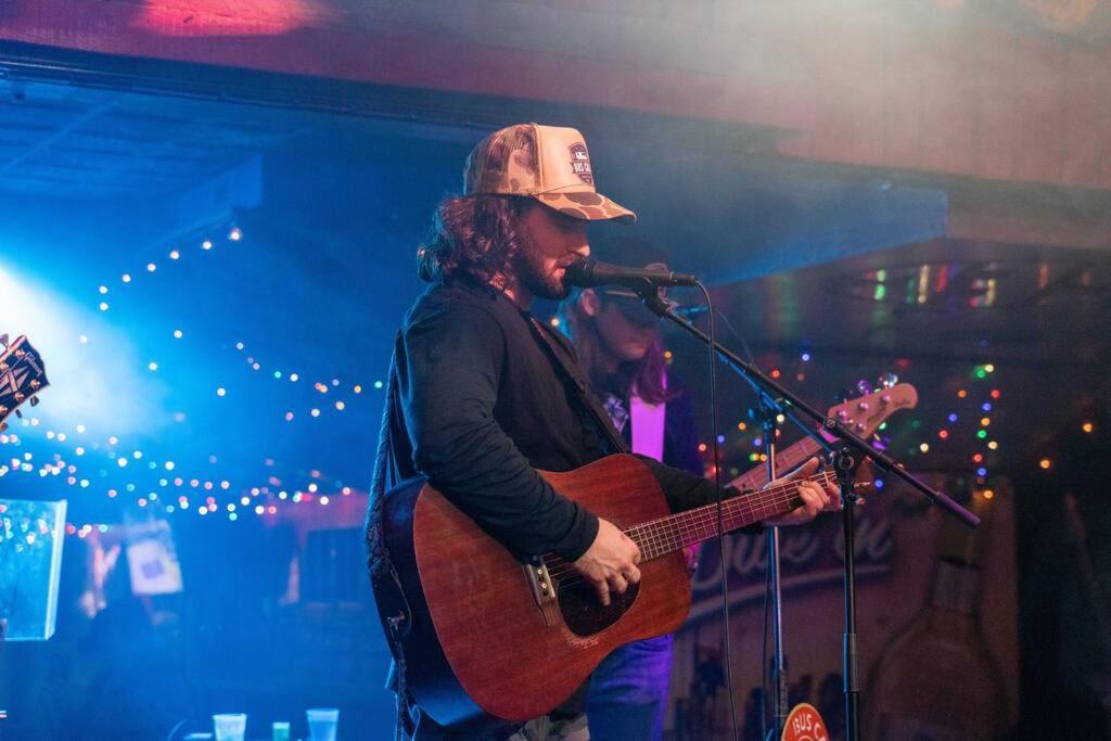 Holiday home 3 Bedroom Home- Huge Yard For Pets 4 Miles To Broadway *