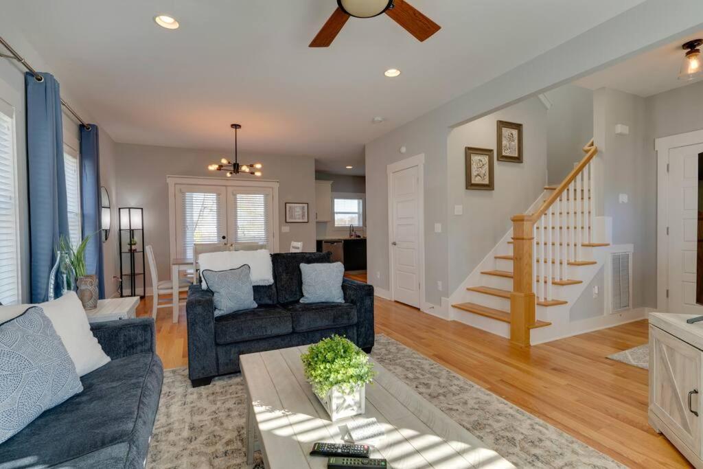 Holiday home 3 Bedroom Home- Huge Yard For Pets 4 Miles To Broadway Nashville